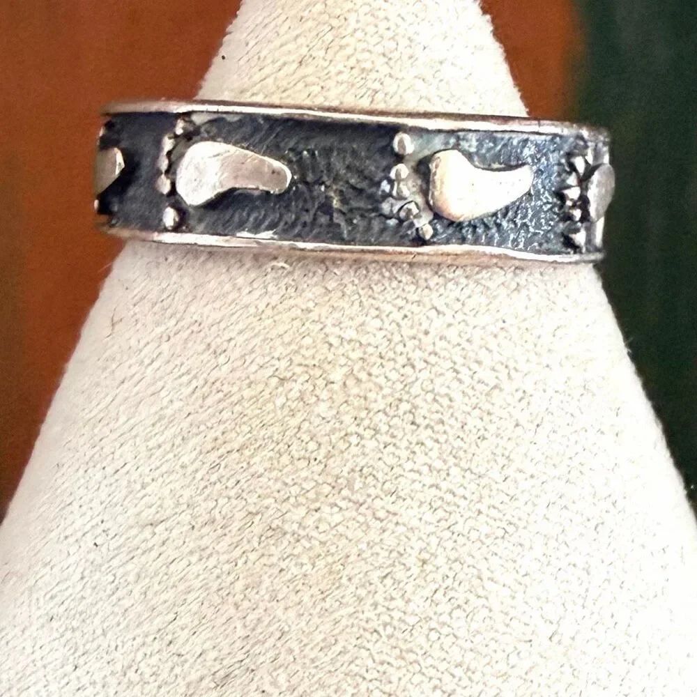 Vintage 925 Sterling Silver Footprint Band Ring Oxidized Walking Path Design